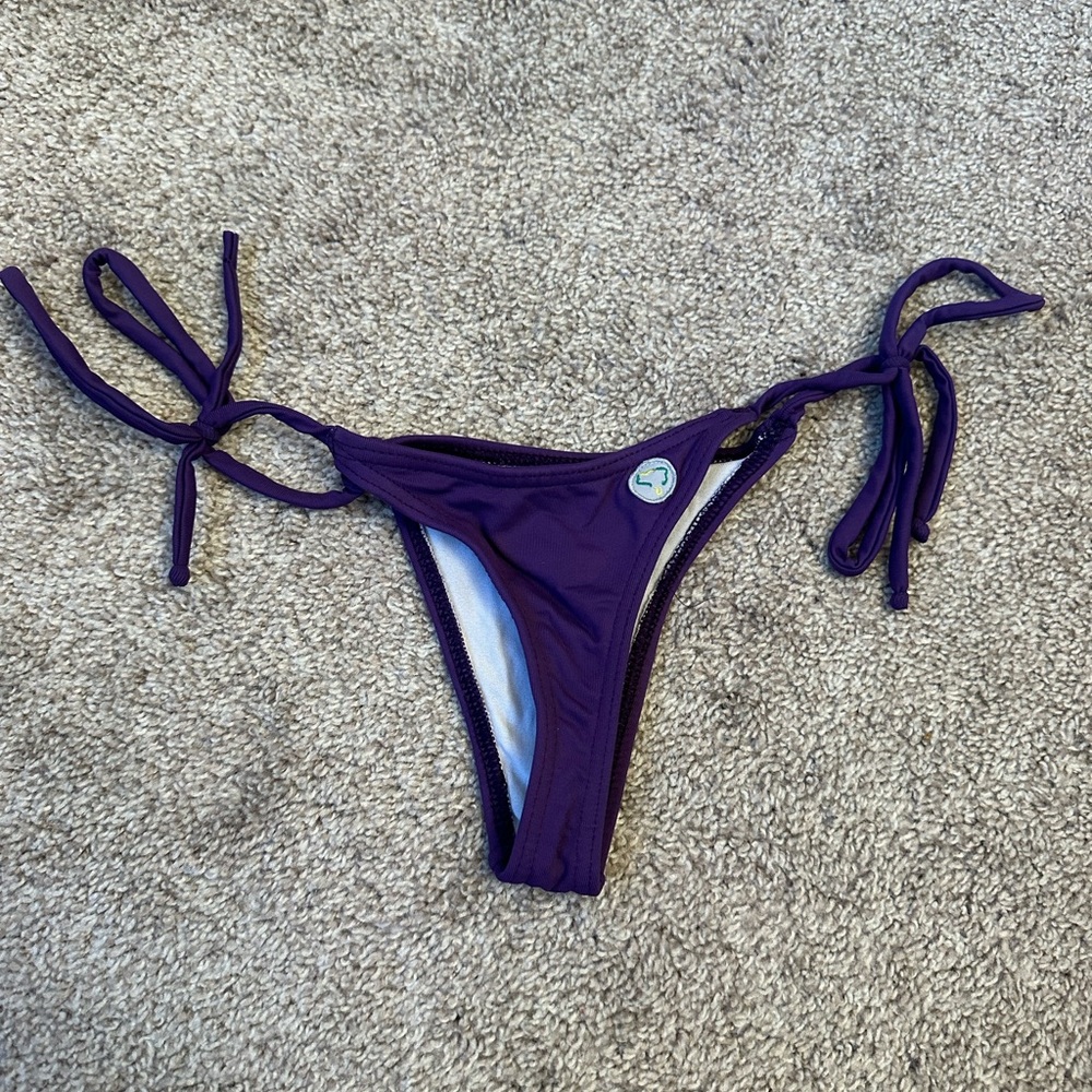 Brazilian showroom thong bikini bottoms - Picture 3 of 6